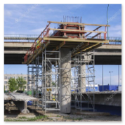 Holzkonstruktion im Einsatz bei einem Infrastrukturprojekt