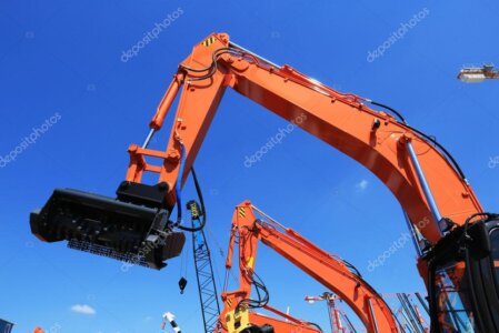 Bagger fährt über ausgelegte Baggermatratzen aus Holz