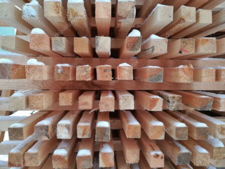 Holzlager mit aufgestapelten Schnittholz-Paketen