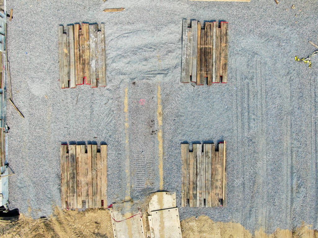 Baggermatratzen aus massivem Holz aufeinander gestapelt